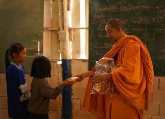 “ไม่ตาย ไม่เลิกทำความดี” พระครูประโชติรัตนานุรักษ์ที่ข้าพเจ้ารู้จัก (๒) โดย พระมหาอภิชาติ ธมฺมาภินนฺโท พระครูประโชติรัตนานุรักษ์กับเด็กๆ ชาวดอย ที่อาศรมบ้านดอกแดง เชียงใหม่