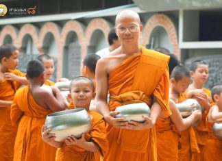 “บาตรเล็ก บาตรใหญ่” โดย พระครูสมุห์สุพัฒน์ อนาลโย ขอขอบคุณภาพจาก fb Suput Phonruksa กับ สามเณรปลูกปัญญาธรรม ปีที่ ๘ ที่สวนโมกข์