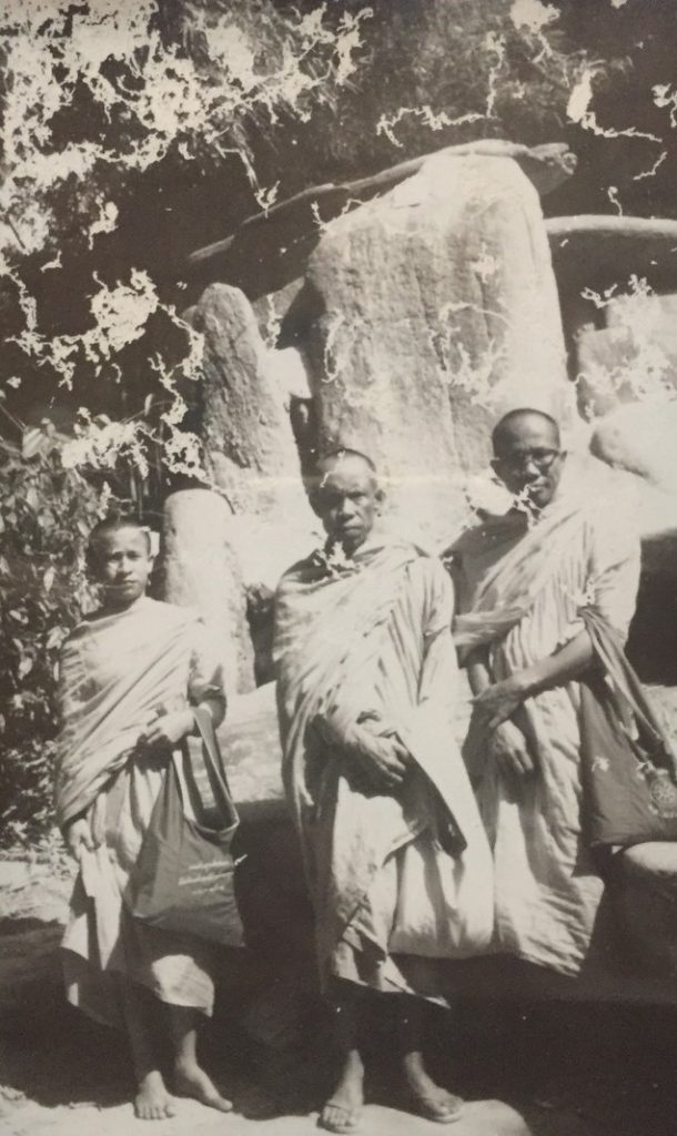 ครูบาอาจารย์เดิม” (ขวามือสุด) พระมงคลธรรมวัฒน์(บุญจันทร์ จตฺตสลฺโล) หลวงพ่อวัดปากน้ำ(บุ่งสระพัง) จ.อุบลราชธานี ,
(กลาง)พระครูภัทรวิหารกิจ(พร ภทฺทญาโณ) วัดกุดลาด
พระอุปัชฌาย์สามเณรเทอด วงศ์ชะอุ่ม
และ พระมหามังกร ปญฺญาวโร ที่สามเณรเคยอุปัฏฐากตอนอยู่ป่ากับท่าน ๔ ปี