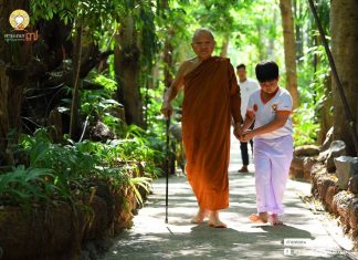 ห้องเรียนธรรมะบนดินแดนอีสานใต้ เบื้องหลัง “สามเณรปลูกปัญญาธรรมปี ๗” โดย พระมหาอภิชาติ ธมฺมาภินนฺโท พระครูนิโครธรรมาภรณ์ ( หลวงตาเอนก ยสทินฺโท ) ขอขอบคุณ ภาพจาก fb สามเณรปลูกปัญญาธรรมปีท่ ๗