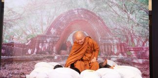พระครูนิโครธรรมาภรณ์ หรือ หลวงพ่อเอนก ยสทินฺโท เจ้าอาวาสวัดป่าไทรงาม จังหวัดอุบลราชธานี
