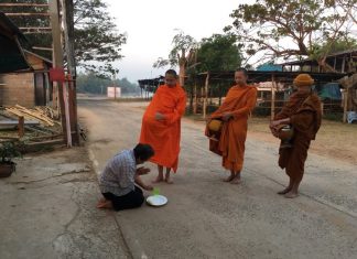 รำลึกวันวาน …มโนปณิธาน พระราชกิจจาภรณ์ ตอนที่ ๙ ดวงดาวกับชีวิต…ลิขิตเอง พระราชกิจจาภรณ์ กับคณะสงฆ์ บิณฑบาตยามเช้าที่บ้านบุ่งสระพัง จ.อุบลราชธานี