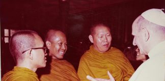พุทธศักราช ๒๕๑๕ สมเด็จพระพุฒาจารย์ (เกี่ยว อุปเสณมหาเถระ ป.ธ.๙) เป็นหัวหน้าคณะสงฆ์ไทยคณะแรก เยือนนครรัฐวาติกัน กรุงโรม อย่างเป็นทางการ