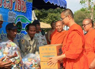 รำลึกวันวาน…มโนปณิธาน พระราชกิจจาภรณ์ ตอนที่ ๑๓ วิถีพุทธ…ประดุจเทียนที่ส่องสว่างไปข้างหน้า(ระยับแดด กระดานชนวน และน้ำท่วมใหญ่) ๑๓-๑๕ เมษายน พ.ศ.๒๕๖๐ พระราชกิจจาภรณ์ (เทอด ญาณวชิโร) และคณะสงฆ์เดินทางไปมอบของอุปโภค บริโภคให้กับชาวบ้านในช่วงปีใหม่ไทย ในจังหวัดอุบลราชธานี