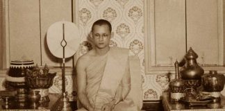 พระบาทสมเด็จพระบรมชนกาธิเบศร มหาภูมิพลอดุลยเดชมหาราช บรมนาถบพิตร ทรงผนวชเมื่อวันที่ ๒๒ ตุลาคม พ.ศ.๒๔๙๙ ทรงได้รับสมญานามจากพระราชอุปัชฌาจารย์ ว่า “ภูมิพโล”