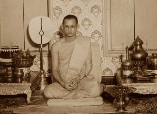 พระราชาผู้เป็นที่รัก โดย พระมหาขวัญชัย กิตฺติเมธี ป.ธ.๙, ดร. พระบาทสมเด็จพระบรมชนกาธิเบศร มหาภูมิพลอดุลยเดชมหาราช บรมนาถบพิตร ทรงผนวชเมื่อวันที่ ๒๒ ตุลาคม พ.ศ.๒๔๙๙ ทรงได้รับสมญานามจากพระราชอุปัชฌาจารย์ ว่า “ภูมิพโล”