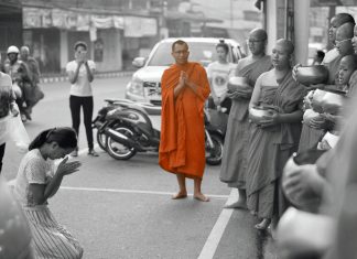 ในโลกนี้มีอะไร ที่เราแลกได้ด้วยชีวิต? : พระมหาธนเดช ธมฺมปญฺโญ การปฏิบัติศาสนกิจนำสามเณรบิณฑบาตและให้พรญาติโยม เช้าวันที่ ๓๐ กันยายน ๒๕๖๒ (ก่อนเกิดเหตุ ๑ ชั่วโมง) ขอขอบคุณภาพจาก : สำนักสงฆ์เขาพระครู จังหวัดชลบุรี