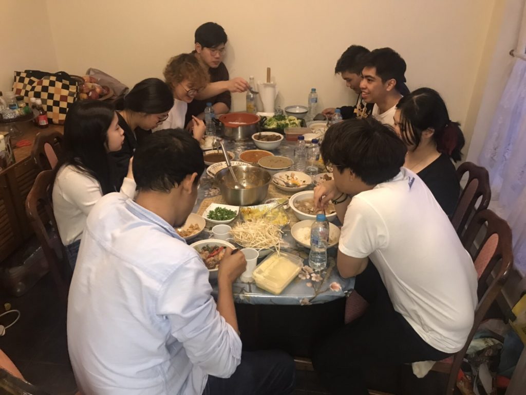 ลูกศิษย์พระที่เป็นนักศึกษาไทยกำลังรับประทานอาหาร ขณะมาช่วยวัดจัดเตรียมสถานที่งานกฐินที่วัดธรรมปทีป เมืองเอดินบะระ สกอตแลนด์