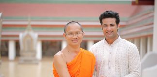 พระราชกิจจาภรณ์ (เทอด ญาณวชิโร) ในขณะนั้น กับ ฮิมานชู โชนิ ผู้แสดงเป็นพระพุทธเจ้า ในภาพยนต์ซีรีส์ “พระพุทธเจ้า มหาศาสดาโลก” ขอขอบคุณ ภาพจาก สำนักงานส่งเสริมคุณธรรม จริยธรรม และความมั่นคง แห่งสถาบันชาติ พระศาสนา พระมหากษัตริย์ วัดสระเกศฯ