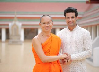 รำลึกวันวาน…มโนปณิธาน พระราชกิจจาภรณ์ (ตอนที่ ๔๖) พระพุทธเจ้า คือกัลยาณมิตรที่สุดแห่งชีวิตพรหมจรรย์ พระราชกิจจาภรณ์ (เทอด ญาณวชิโร) ในขณะนั้น กับ ฮิมานชู โชนิ ผู้แสดงเป็นพระพุทธเจ้า ในภาพยนต์ซีรีส์ “พระพุทธเจ้า มหาศาสดาโลก” ขอขอบคุณ ภาพจาก สำนักงานส่งเสริมคุณธรรม จริยธรรม และความมั่นคง แห่งสถาบันชาติ พระศาสนา พระมหากษัตริย์ วัดสระเกศฯ