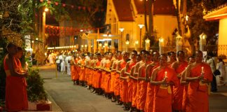 พิธีเจริญพระพุทธมนต์ข้ามปี วัดสระเกศ ราชวรมหาวิหาร ขอขอบคุณ ภาพจากวัดสระเกศ ราชวรมหาวิหาร