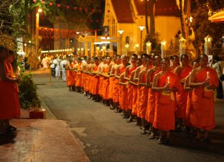 ความเป็นมา และอานุภาพ”มงคลสูตร ,โพชฌังคปริตร และพุทธชัยมงคลคาถา” ๓ พระพุทธมนต์แห่งความเป็นสิริมงคลส่งท้ายปีเก่าต้อนรับปีใหม่ โดย พระราชกิจจาภรณ์ (เทอด ญาณวชิโร) พิธีเจริญพระพุทธมนต์ข้ามปี วัดสระเกศ ราชวรมหาวิหาร ขอขอบคุณ ภาพจากวัดสระเกศ ราชวรมหาวิหาร