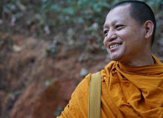 “อาศรมบ้านดอกแดง” บันทึกพระผู้เสียสละจากยอดดอย ที่หันหน้าเข้าหาชุมชน พระมหาฐานันดร เขมปญฺโญ ดร. ขอขอบคุณ ภาพจาก สำนักงานส่งเสริมคุณธรรม จริยธรรม และความมั่นคงแห่งสถาบันชาติ พระศาสนา พระมหากษัตริย์ วัดสระเกศ