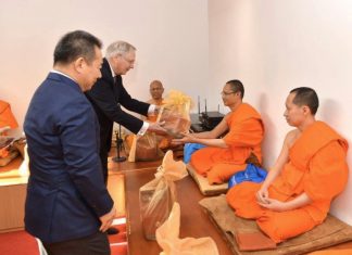 รำลึกวันวาน…มโนปณิธาน พระราชกิจจาภรณ์ (เทอด ญาณวชิโร) ตอนที่ ๕๓ ครั้งหนึ่งในชีวิตกับเจ้าชายโกสเตอร์ ซึ่งสนพระทัยในพระพุทธศาสนา เจ้าชายโกสเตอร์( His royal Highness The Duke of Gloucester ) แห่งราชวงศ์อังกฤษ ถวายสังฆทานแด่คณะสงฆ์ และพระราชกิจจาภรณ์ (เทอด ญาณวชิโร ) ในขณะนั้น