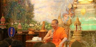 พระราชกิจจาภรณ์ (เทอด ญาณวชิโร) ผู้ช่วยเจ้าอาวาสวัดสระเกศ และเลขานุการ สำนักงานส่งเสริมคุณธรรม จริยธรรม และความมั่นคงแห่งสถาบันชาติ พระศาสนา พระมหากษัตริย์ ในขณะนั้น
