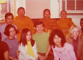 มหาจุฬาฯ งามสง่าสดชื่น กลางทะเลแห่งคลื่นลม (๖) : พระพรหมคุณาภรณ์ (ป.อ.ปยุตฺโต) ปัจจุบัน พระพุทธโฆษาจารย์ สมเด็จพระพุฒาจารย์ (เกี่ยว อุปณมหาเถระ) , สมเด็จพระมหารัชมังคลาจารย์ ( ช่วง วรปุญฺโญ ) และ สมเด็จพระพุทธโฆษาจารย์ (ประยุทธ์ ปยุตโต) ภาพในอดีต