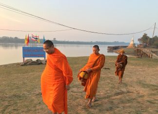 รำลึกวันวาน…มโนปณิธาน พระราชกิจจาภรณ์ (เทอด ญาณวชิโร) ตอนที่ ๕๙ “บนเส้นทางแห่งศรัทธาที่มั่นคง คือกำลังค้ำจุนพระพุทธศาสนาให้มีลมหายใจต่อไป…” พระราชกิจจาภรณ์ (เทอด ญาณวชิโร) ในขณะนั้น ออกบิณฑบาตพร้อมคณะสงฆ์ ที่บ้านปากน้ำ บุ่งสระพัง จังหวัดอุบลราชธานี ปีพ.ศ.๒๕๖๐
