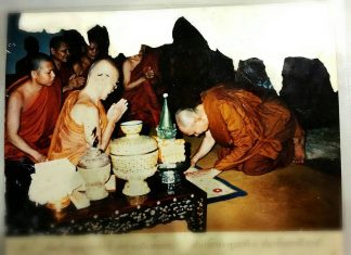 มหาจุฬาฯ งามสง่าสดชื่นกลางทะเลแห่งคลื่นลม (ตอนที่ ๑๑) “พระไทยไปจีน ได้พบประธานเหมา กลับเข้าเมืองไทย ได้ไปอยู่สันติบาล” : พระพรหมคุณาภรณ์ (ป.อ.ปยุตฺโต) ปัจจุบัน สมเด็จพระพุทธโฆษาจารย์ พระพิมลธรรม ได้กลับคืนสู่ตำแหน่งเจ้าอาวาสวัดมหาธาตุฯ ดังเดิม หลังต่อสู้กับความอยุติธรรม เป็นระยะเวลาทั้งสิ้น ๒๑ ปี) ขอขอบคุณ ภาพจากอินเทอร์เน็ต