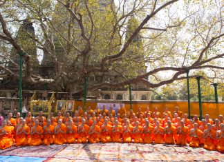 ทำไม…ลูกผู้ชายต้องบวช (ตอนที่ ๑๗) คุณสมบัติประชุมสงฆ์ที่เข้าร่วมในพิธีบวช และ คุณสมบัติของสีมาที่ใช้ประกอบพิธีบวช โดย ญาณวชิระ โครงการอุปสมบทหมู่นวกะโพธิ รุ่น ๗ “รวมใจภักดิ์รักแผ่นดิน” ๖๕ ท่าน ตั้งแต่วันที่ ๒๕ มีนาคม – ๒ เมษายน ๒๕๖๐ โดยเริ่มต้นพิธีขลิบผมที่วัดสระเกศ ราชวรมหาวิหาร และเดินทางไปบรรพชาอุปสมบท ณ ต้นพระศรีมหาโพธิ์ สาธารณรัฐอินเดีย จัดโดย สำนักงานกำกับดูแลพระธรรมทูตไปต่างประเทศ วัดสระเกศ ในขณะนั้น ร่วมกับ คณะพระธรรมทูต สายประเทศอินเดีย- เนปาล วัดไทยพุทธคยา สาธารณรัฐอินเดีย