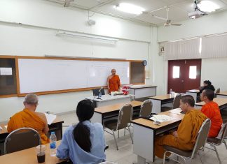 มหาวิทยาลัยปรับตัวก่อนล่มสลาย โดย กิตติเมธี พระมหาขวัญชัย กิตติเมธี ป.ธ.๙,ดร. ขณะสอนนิสิตนักศึกษา