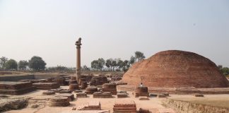 เวสาลี หรือ ไวศาลี (อังกฤษ: Vaishali) คือเมืองโบราณในสมัยพุทธกาล มีความสำคัญในฐานะที่เป็นเมืองหลวงของคณะเจ้าลิจฉวี ที่มีปกครองแคว้นวัชชีด้วยระบอบคณาธิปไตยแห่งแรก ๆ ของโลก (บ้างก็ว่าด้วยระบอบประชาธิปไตย) เมืองนี้เป็นเมืองที่เจริญรุ่งเรืองอย่างยิ่งในสมัยพุทธกาล เป็นเมืองที่มั่นแห่งสำคัญของพระพุทธศาสนาในสมัยนั้น : ขอขอบคุณ ภาพจาก สำนักงานส่งเสริมคุณธรรม จริยธรรม และความมั่นคงแห่งสถาบันชาติ พระศาสนา พระมหากษัตริย์ วัดสระเกศ