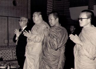 สมเด็จพระพุฒาจารย์ (เกี่ยว อุปเสโณ), สมเด็จพระมหารัชมังคลาจารย์ (ช่วง วรปุญฺโญ) และ สมเด็จพระพุทธโฆษาจารย์ (ประยุทธ์ ปยุตฺโต) ภาพถ่ายในอดีตเมื่อครั้งจาริกธรรมในอเมริกา