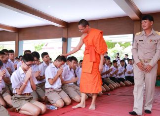 รำลึกวันวาน…มโนปณิธาน พระราชกิจจาภรณ์ (เทอด ญาณวชิโร) ตอนที่ ๖๗ “ครูกับศิษย์” วิถีแห่งธรรมตามรอยบาทพระบรมศาสดาสมเด็จพระสัมมาสัมพุทธเจ้า เมื่อวันที่ ๑๖ มิถุนายน ๒๕๕๙ พระเดชพระคุณพระพรหมสิทธิ เจ้าอาวาสวัดสระเกศ ในขณะนั้น มอบหมายให้พระวิจิตรธรรมาภรณ์ ผู้ช่วยเจ้าอาวาสวัดสระเกศ ในขณะนั้น เป็นประธานในพิธีไหว้ครู มอบทุนการศึกษาและให้โอวาท นักเรียนโรงเรียนวัดสระเกศ
