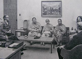 มหาจุฬาฯ งามสง่าสดชื่นกลางทะเลแห่งคลื่นลม (ตอนที่ ๑๔) โฉมหน้าอเมริกา ที่ปรารถนากันนักอยากจะตาม : พระพรหมคุณาภรณ์ (ป.อ.ปยุตฺโต) ปัจจุบัน สมเด็จพระพุทธโฆษาจารย์ สมเด็จพระพุฒาจารย์ (เกี่ยว อุปเสณมหาเถระ), สมเด็จพระพุทธโฆษาจารย์ (ประยุทธ์ ปยุตฺโต) และ สมเด็จพระมหารัชมังคลาจารย์ (ช่วง วรปุญฺโญ) ภาพในอดีตเมื่อครั้งจาริกธรรมในสหรัฐอเมริกา