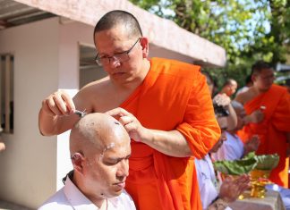 พระมหานภันต์ สนฺติภทฺโท ผู้ช่วยเจ้าอาวาสวัดสระเกศ ผู้อำนวยการสถาบันการจัดการวิถีพุทธเพื่อสุขและสันติ (สกพ.) กำลังปลงผมให้นาค ในโครงการอุปสมบทหมู่นวกะโพธิ รุ่น ๗ “รวมใจภักดิ์รักแผ่นดิน” พ.ศ.๒๕๖๐