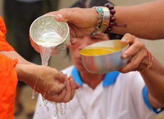 มือพระอาจารย์ โดย หมอนไม้ ขอขอบคุณ ภาพการสรงน้ำท่านอาจารย์เจ้าคุณพระราชกิจจาภรณ์ (เทอด ญาณวชิโร) ในขณะนั้น ปี พ.ศ.๒๕๕๘ บ้านปากน้ำ บุ่งสระพัง จังหวัดอุบลราชธานี