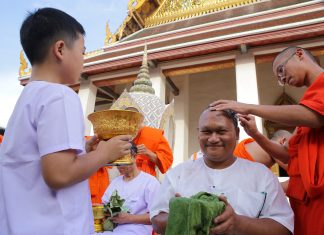 ทำไม…ลูกผู้ชายต้องบวช (ตอนที่ ๑๙) บรรพ์ที่ ๔ “ขั้นตอนการบรรพชา และ อุปสมบท (๒) เล่าเรื่องนาค จากพุทธประวัติสู่ตำนานชาวบ้าน ” โดย ญาณวชิระ พระมหาธนเดช ธมฺมปญฺโญ ประธานกลุ่มใต้ร่มพุทธรรม กำลังปลงผมให้นาคเตรียมบรรพชาอุปสมบท ในโครงการนวกะโพธิ รุ่นที่ ๖ ระหว่างวันที่ ๑๘ -๒๘ มกราคม พ.ศ.๒๕๖๐ ขอขอบคุณ ภาพถ่ายโดย พระมหาปฐมพงษ์ ญาณวํโส สำนักงานส่งเสริมคุณธรรม จริยธรรม และความมั่นคงแห่งสถาบันชาติ พระศาสนา พระมหากษัตริย์ วัดสระเกศ