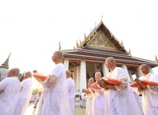 ทำไม…ลูกผู้ชายต้องบวช (ตอนที่ ๒๒) บรรพ์ที่ ๔ “ขั้นตอนการบรรพชา และ อุปสมบท ” (๕ ) “การทำประทักษิณ (เดินเวียนขวารอบสีมา)”โดย ญาณวชิระ ขอขอบคุณ ภาพการเตรียมบรรพชาอุปสมบท โครงการ พระนวกะโพธิ รุ่นที่ ๖ จัดโดย สำนักงานกำกับพระธรรมทูตไปต่างประเทศ วัดสระเกศ ในขณะนั้น ร่วมกับ พระธรรมทูตสายอินเดีย-เนปาล ระหว่างวันที่ ๑๘ -๒๘ มกราคม พ.ศ.๒๕๖๐ ภาพถ่ายโดย พระมหาปฐมพงษ์ ญาณวํโส จริยธรรมแชนแนล สำนักงานส่งเสริมคุณธรรม จริยธรรม และความมั่นคงแห่งสถาบันชาติ พระศาสนา พระมหากษัตริย์ วัดสระเกศ