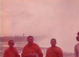 สมเด็จพระพุทธโฆษาจารย์ (ป.อ.ปยุตฺโต), สมเด็จพระพุฒาจารย์ (เกี่ยว อุปเสณมหาเถระ) และ สมเด็จพระมหารัชมังคลาจารย์ (ช่วง วรปุญฺโญ) จาริกธรรมในอเมริกา ภาพในอดีต