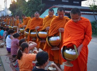 รำลึกวันวาน…มโนปณิธาน พระราชกิจจาภรณ์ (เทอด ญาณวชิโร) ตอนที่ ๗๒ “ลมหายใจพระสงฆ์ คือ อายุพระศาสนาฯ” พระราชกิจจาภรณ์ (เทอด ญาณวชิโร) ในขณะนั้น บิณฑบาตกับคณะสงฆ์ ที่บ้านปากปากน้ำ บุ่งสระพัง จังหวัดอุบลราชธานี ปีพ.ศ.๒๕๖๐ ขอขอบคุณ ภาพถ่ายโดย พระมหาปฐมพงษ์ ญาณวํโส จริยธรรมแชนแนล สำนักงานส่งเสริมคุณธรรม จริยธรรม และความมั่นคงแห่งสถาบันชาติ พระศาสนา พระมหากษัตริย์ วัดสระเกศ