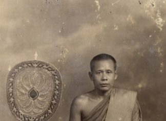 “หลวงพ่อได้พบกับท่านพุทธทาส เพราะเป็นศิษย์อาจารย์มหากลั่นด้วยกัน ” เปิดบันทึกเจ้าประคุณสมเด็จพระพุฒาจารย์ (เกี่ยว อุปเสณมหาเถระ) เขียนจดหมายถึงท่านอาจารย์พุทธทาส อินทปัญโญ พระมหากลั่น ปิยทัสสี พระอาจารย์สอนภาษาบาลีให้แก่พระเงื่อม อินทปัญโญ จนกระทั่งสอบ ปธ.๓ ประโยคได้โดยไม่ต้องเข้าเรียนในโรงเรียนตามปกติ (ที่มา หนังสืออนุทินภาพ ๖๐ ปี สวนโมกข์ หน้า ๓๔)