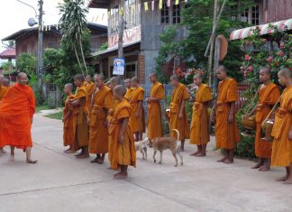 รำลึกวันวาน…มโนปณิธาน พระราชกิจจาภรณ์ (เทอด ญาณวชิโร) ตอนที่ ๗๓ “ปณิธานแห่งชีวิต” พระราชกิจจาภรณ์ (เทอด ญาณวชิโร) ในขณะนั้น และคณะสงฆ์ ออกบิณฑบาตที่บ้านปากน้ำ บุ่งสระพัง จังหวัดอุบลราชธานี ปี พ.ศ.๒๕๕๙