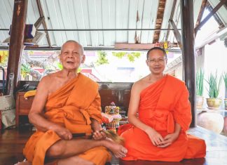 หลวงตาพิมพ์ ธมฺมธโร วัดราชนัดดาราม สหธรรมมิกหลวงพ่อวัดปากน้ำ กับท่านอาจารย์เจ้าคุณพระราชกิจจาภรณ์ (เทอด ญาณวชิโร) ในขณะนั้น