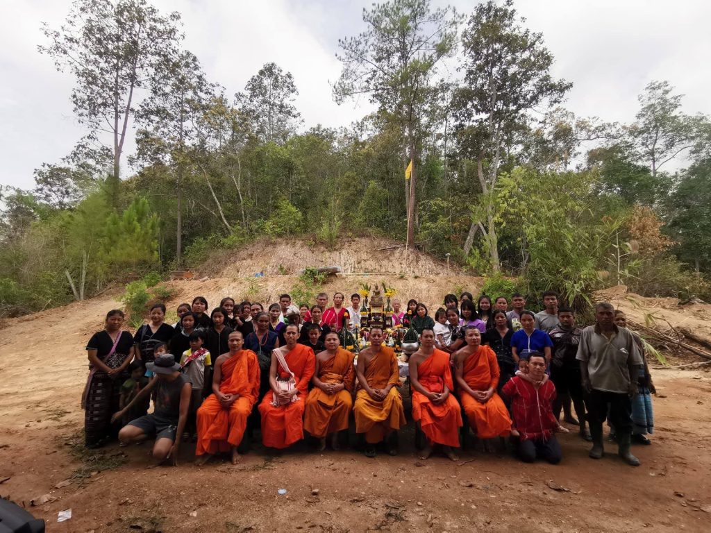 เตรียมการก่อสร้างพระเจดีย์ที่แม่ฮ่องสอน โดยพระมหาฐานันดร เขมปญฺโญ และคณะสงฆ์ร่วมกับชาวบ้าน โดยมี พระมหาปฐมพงศ์ ญาณวํโส เป็นเจ้าภาพในการก่อสร้าง ขอขอบคุณ ภาพถ่ายจาก พระมหาปฐมพงศ์ ญาณวํโส
