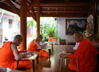 ทำไม…ลูกผู้ชายต้องบวช (ตอนที่ ๓๓) บรรพ์ที่ ๕ (จบ) “การอ่านภาษาบาลีเบื้องต้น” เขียนโดย ญาณวชิระ : พระราชกิจจาภรณ์ (เทอด ญาณวชิโร) เรียบเรียง ขอขอบคุณ ภาพถ่ายโดย พระมหาปฐมพงศ์ ญาณวํโส จริยธรรมแชนแนล สำนักงานส่งเสริมคุณธรรม จริยธรรม และความมั่นคงแห่งสถาบันชาติ พระศาสนา พระมหากษัตริย์ วัดสระเกศ