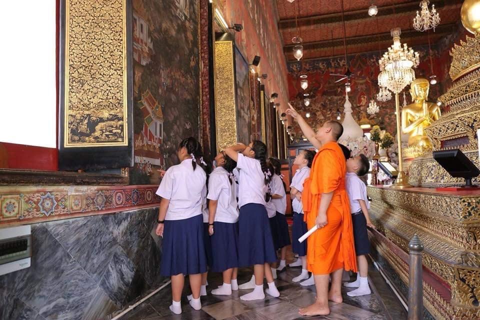 พระอาจารย์นำนักเรียนศึกษาจิตรกรรมฝาผนังเรื่อง "ทศชาติ" ในพระอุโบสถวัดสระเกศ ราชวรมหาวิหาร : กราบขอบพระคุณ ภาพจากสำนักงานส่งเสริมคุณธรรม จริยธรรม และความมั่นคงแห่งสถาบันชาติ พระศาสนา พระมหากษัตริย์ วัดสระเกศ