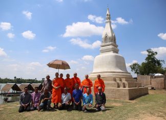พระราชกิจจาภรณ์ (เทอด ญาณวชิโร) และ พระมหาปฐมพงศ์ ญาณวํโส กับ คณะสงฆ์และชาวบ้านที่พระเจดีย์กลางน้ำ บ้านปากน้ำ บุ่งสระพัง จังหวัดอุบลราชธานี