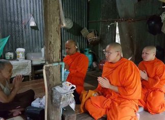 บันทึกจาริกบ้าน จารึกธรรม เมื่อวันวาน “เล่าเรื่องเทวดา ธรรมะเป็นที่พึ่งของใจ และบ้านเกิด จากสตูลถึงตราด” เขียนโดย พระมหาอภิชาติ ธมฺมาภินนฺโท พระมหาอภิชาติ ธมฺมาภินนฺโท, พระครูสิริวิหารการ และ พระมหาประธาน ธีรธมฺโม เยี่ยม "ป้าติช" ผู้ป่วยติดเตียงที่จังหวัดตราด