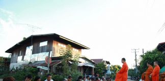 พระราชกิจจาภรณ์ (เทอด ญาณวชิโร) และคณะสงฆ์ออกบิณฑบาตที่บ้านปากน้ำ บุ่งสระพัง จังหวัดอุบลราชธานี