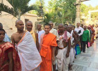 มันคนละส่วนกัน เขียนโดย พระมหาธนเดช ธมฺมปญฺโญ พระมหาธนเดช ธมฺมปญฺโญ ผู้เขียน เมื่อครั้งไปเป็นพระพี่เลี้ยงในโครงการนวกะโพธิ รุ่นที่ ๗ ที่ประเทศอินเดีย