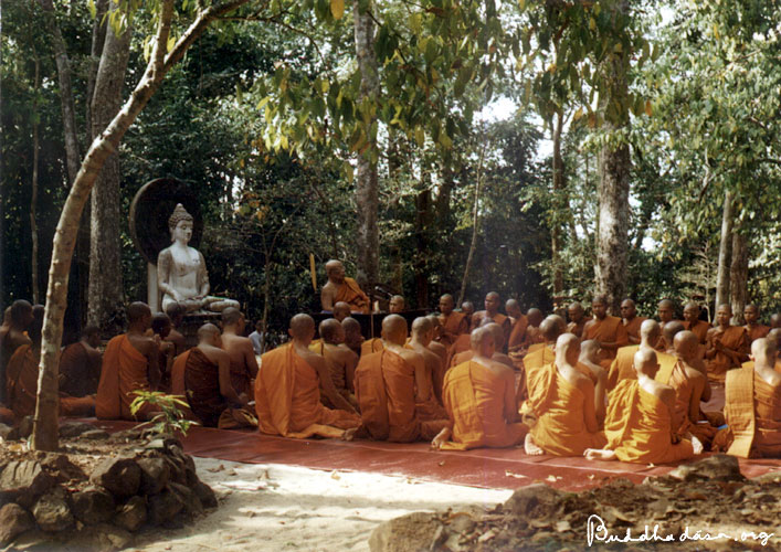 ท่านอาจารย์พุทธทาสแสดงธรรม ณ โบสถ์ธรรมชาติ สวนโมกขพลาราม ขอขอบคุณ ภาพจาก แฟ้มภาพพุทธทาสภิกขุ buddhadasa.org