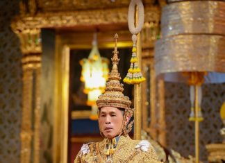“พระองค์ทรงเป็นดั่งแสงเทียนส่องทางให้ เดินผ่านพ้นความมืดมิดในชีวิต เพื่อที่จะไปสู่อนาคตอันสดใส” ทีฆายุโก โหตุ มหาราชา ๒๘ กรกฎาคม ๒๕๖๔ พระบาทสมเด็จพระวชิรเกล้าเจ้าอยู่หัว รัชกาลที่ ๑๐ (ภาพพระราชทาน)