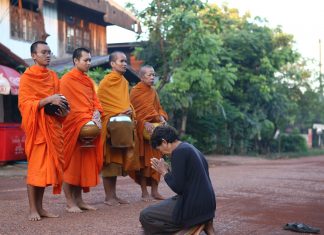 ทำไม…ลูกผู้ชายต้องบวช (ตอนที่ ๓๕) บรรพ์ที่ ๗ สิ่งที่พระภิกษุผู้บวชใหม่ควรทำความเข้าใจเกี่ยวกับอภิสมาจาร คือ วินัยส่วนที่เป็นขนบธรรมเนียม ตอน บาตร และประวัติบาตร เขียนโดย ญาณวชิระ : พระราชกิจจาภรณ์ (เทอด ญาณวชิโร) ในขณะนั้น กราบขอบพระคุณ ภาพถ่ายจากพระมหาปฐมพงศ์ ญาณวํโส จริยธรรมแชนแนล สำนักงานส่งเสริมคุณธรรม จริยธรรม และความมั่นคงแห่งสถาบันชาติ พระศาสนา พระมหากษัตริย์ วัดสระเกศ ฯ