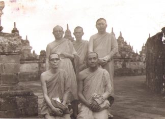 วิถีแห่งผู้นำ : สมเด็จพระพุฒาจารย์ (เกี่ยว อุปเสณมหาเถร) ๘๕ . ประวัติศาสตร์ กระจกส่องอนาคต ๘๖.เดินทางต่างประเทศครั้งแรก เรียบเรียงโดย พระครูอมรโฆสิต (ปรีชา สาเส็ง) ตั้งแต่ปีพุทธศักราช ๒๕๐๒ เป็นต้นมา สมเด็จพระพุฒาจารย์ (เกี่ยว อุปเสโณ)ได้ออกเดินทางไปสังเกตการณ์พระพุทธศาสนา ในประเทศใกล้เคียง เช่น ลาว เวียดนาม พม่า กัมพูชา อินโดนีเซีย ศรีลังกา และ อินเดีย เป็นต้น