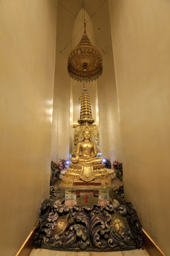 พระพุทธรูปภายใน สุวรรณบรรพต (ภูเขาทอง ) วัดสระเกศ ราชวรมหาวิหาร  สถานที่ประดิษฐาน พระบรมสารีริกธาตุ พระพุทธเจ้า จากอินเดีย  
