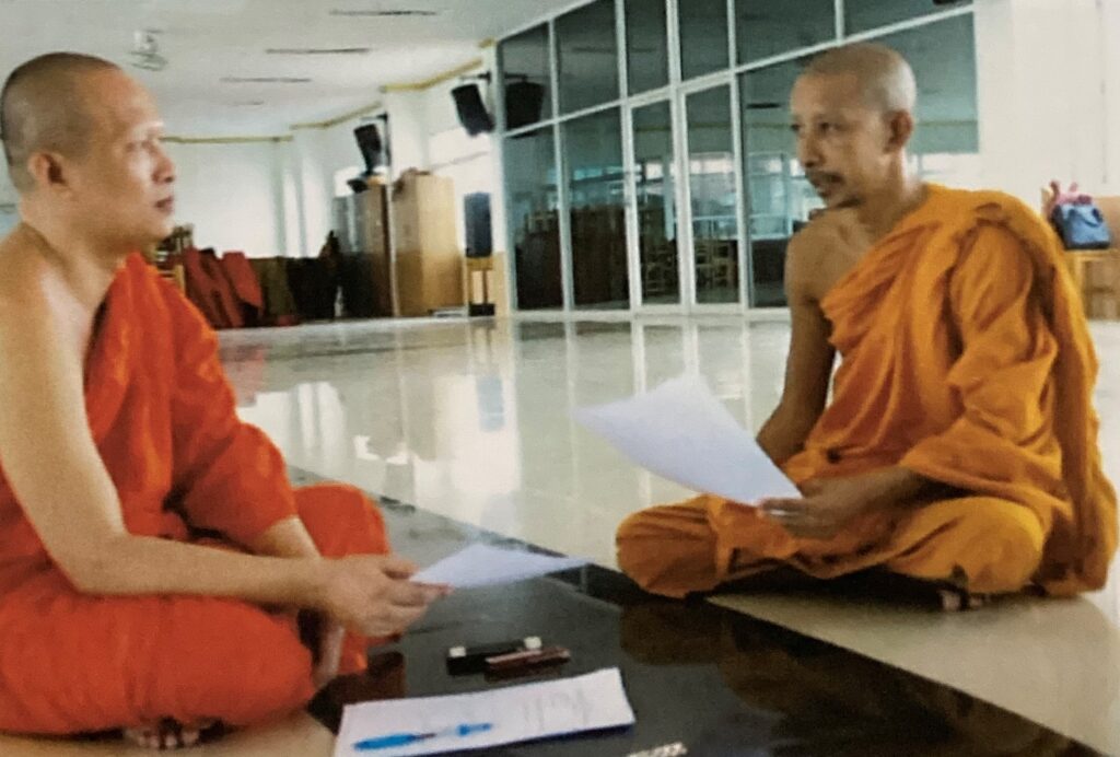 พระมหาปรีชา สาเส็ง ผู้วิจัย ขณะสัมภาษณ์ พระครูประโชติรัตนานุรักษ์ เจ้าอาวาสวัดรัตนานุภาพ อำเภอสุไหงปาตี จังหวัดนราธิวาส เมื่อวันที่ ๒๑ ตุลาคม พุทธศักราช ๒๕๕๙